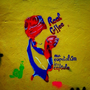 Mur jaune recouvert d'un personnage stylisé buvant un bol de café - France  - collection de photos clin d'oeil, catégorie streetart